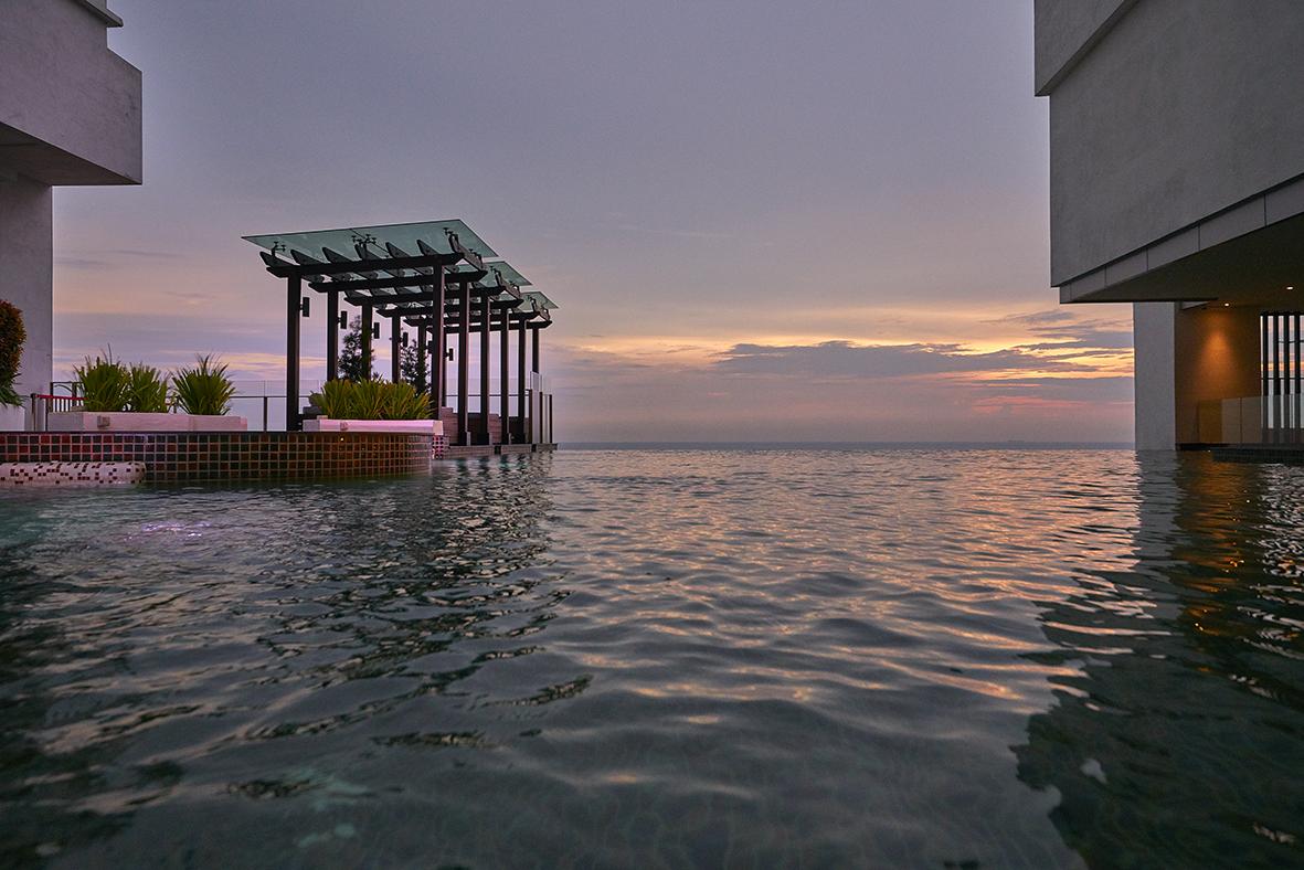 Hatten Place Melaka Buitenkant foto Infinity pool at the hotel