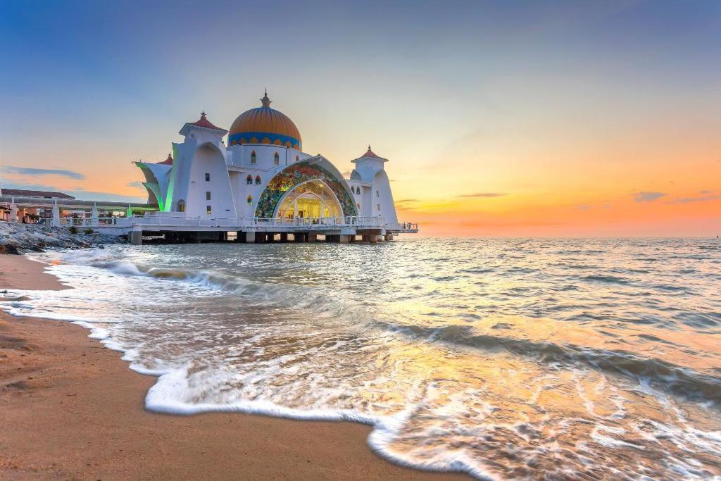 Hatten Place Melaka Buitenkant foto The mosque at sunset