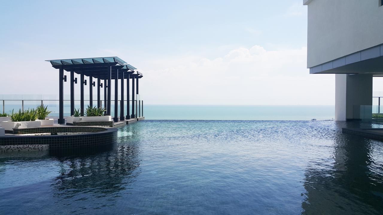 Hatten Place Melaka Buitenkant foto Infinity pool at the 33rd floor of The View