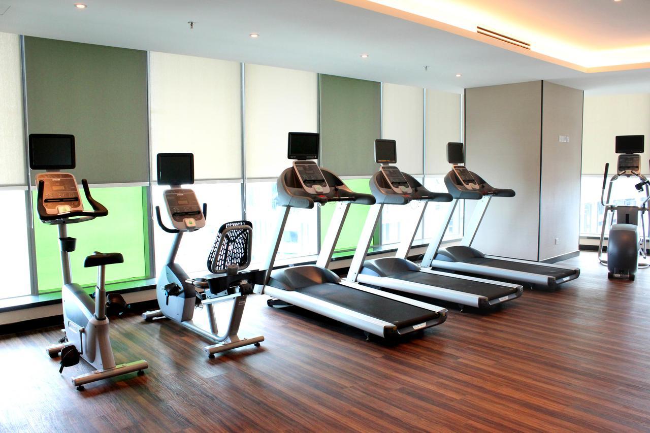 Hatten Place Melaka Buitenkant foto A row of treadmills