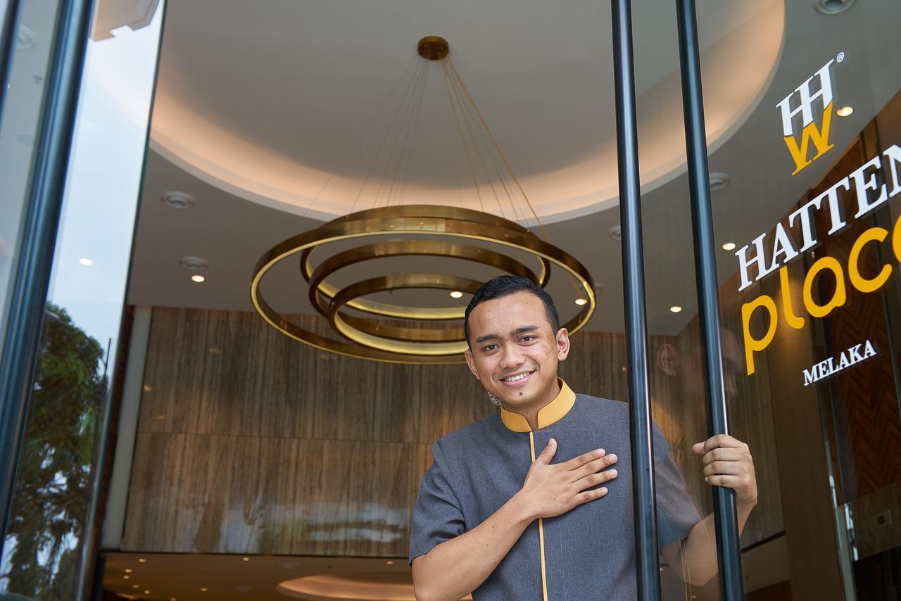 Hatten Place Melaka Buitenkant foto A doorman at the entrance of a hotel in Malaysia.