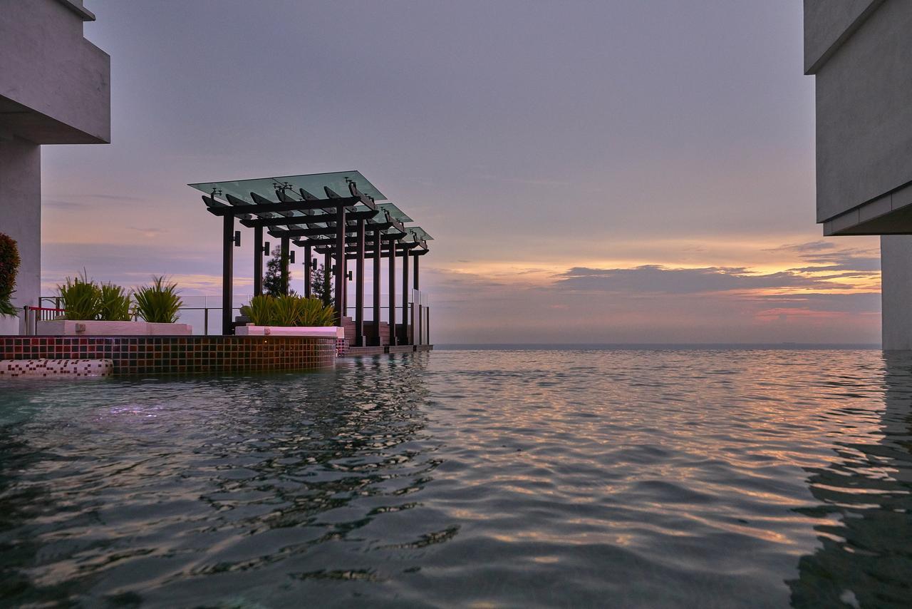 Hatten Place Melaka Buitenkant foto Infinity pool at the 39th floor
