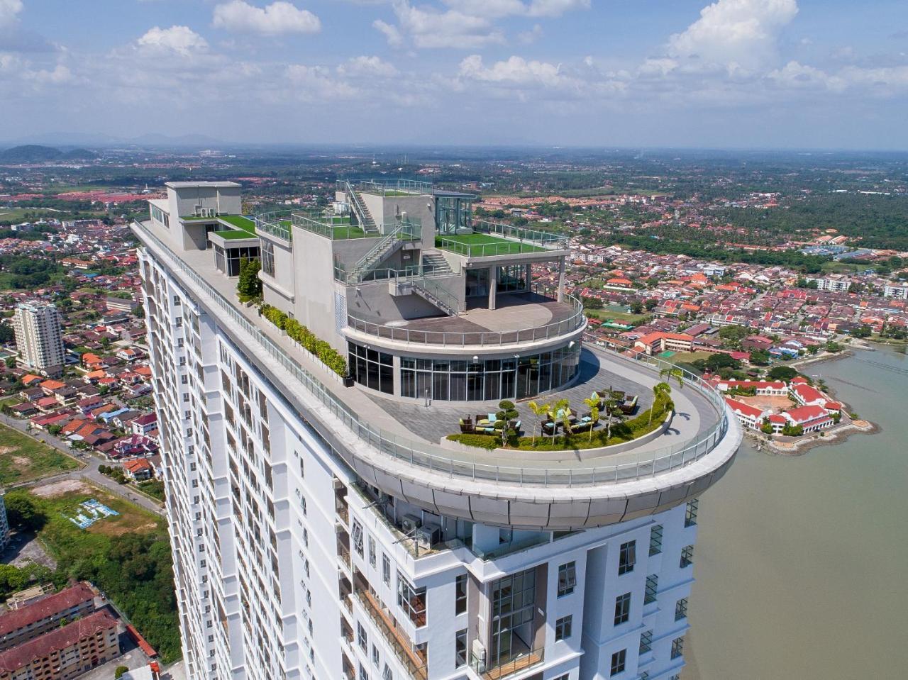 Hatten Place Melaka Buitenkant foto The Peak, the rooftop of the building